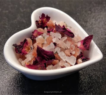 HIMALAJSKA SÓL DO KĄPIELI Z PŁATKAMI RÓŻY 400G 